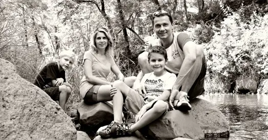 Familia feliz disfrutando ayudas